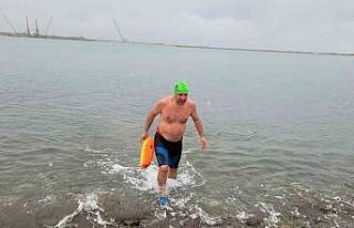 Soğuğa aldırış etmedi, kar altında denizde yüzdü