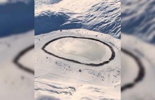 Soğuk hava Polat Gölü’nü buzla kapladı