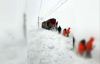Soğuk hava ve kar yağışı demiryolu ulaşımını...
