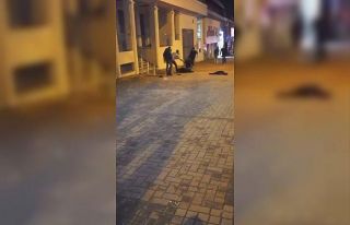 Sokak ortasında iki genç çakıyla birbirini yaraladı