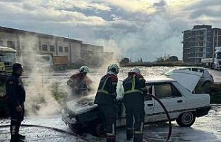 Söke’de otomobil alevlere teslim oldu