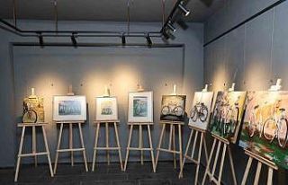 Su galerisinde sanat ve bisiklet buluşması