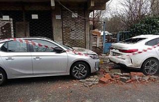Sultanbeyli’de balkon çöktü: 2 araç hasar gördü