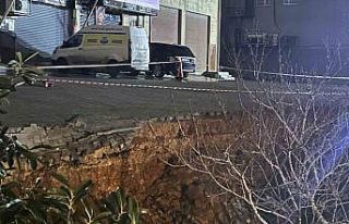 Sultanbeyli’de istinat duvarı aracın üzerine...