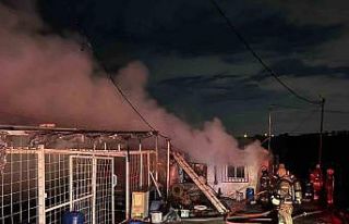 Sultangazi’de iki iş yeri alev alev yandı