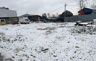 Sultangazi’de kar yağışında çocuklar sokaklara...