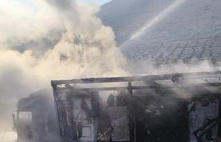 Suriye’ye geçiş için bekleyen tır alevlere teslim...