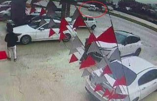 Sürücüsünün kontrolünü kaybettiği otomobilin...