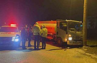 Sürüyü ezmemek için manevra yapınca beton direğe...