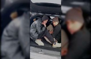 SUV tarzı aracın her köşesinden düzensiz göçmen...