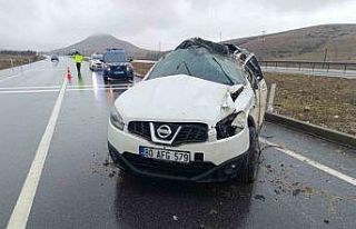 Takla atan otomobilde 3 kişi yaralandı