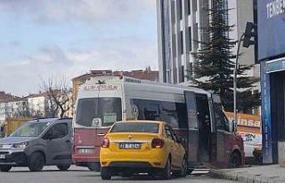 Taksi, dönüş yapan dolmuşa çarptı