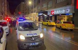 Taksi kapısına çarpan scooterli genç yaralandı