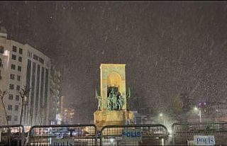 Taksim’de kar yağışı gece saatlerinde etkisini...