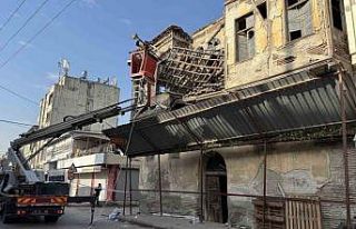 Tarihi binanın çatısı kısmen çöktü, ekipler...