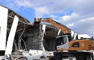 Tarım arazisine kaçak yapılan depolar yıkıldı