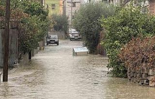 Tarsus’ta sağanak yağış etkili oluyor