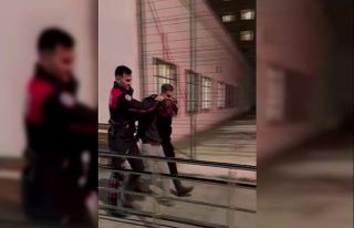 Tartıştığı arkadaşını tabancayla vurdu