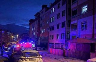 Tartıştığı erkek arkadaşını banyoda bıçaklayarak...