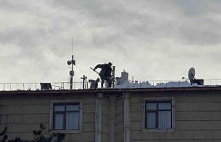 Tatvan’da çatılardaki kar ve buz kütleleri tehlike...