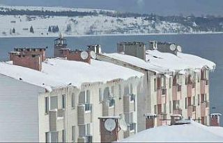 Tatvan’da sibirya soğukları etkili oluyor: Çatılarda...
