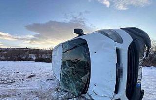 Tekeri patlayan minibüs takla attı: 4 yaralı