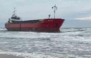 Tekirdağ’da karaya oturan gemi 3 gündür bekleyişini...