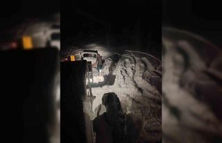 Tekman’da karda mahsur kalan araç belediye ekiplerince...