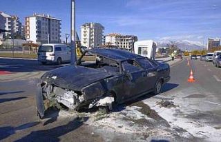 Telefonla uğraşırken takla atan otomobilden yara...