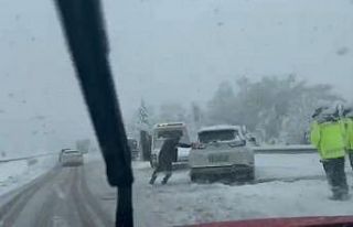 TEM Otoyolu Bolu geçişinde yoğun kar esareti: Yolda...