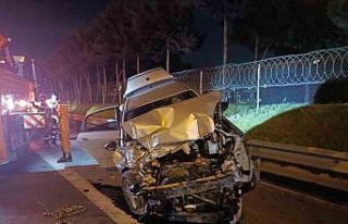 TEM Otoyolu’nda kamyonete çarpan otomobil bariyerlere...