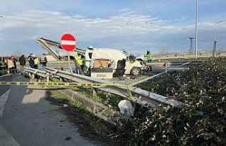 TEM’de hafif ticari araç bariyerlere saplandı,...
