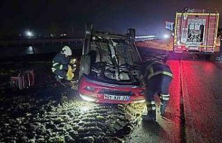 Ters dönen otomobildeki 2 kişi yaralandı