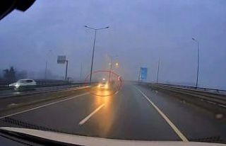 Ters şeritten gelen otomobil ortalığı birbirine...