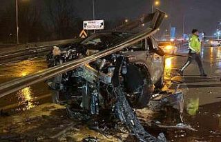 Ters yönden yola giren otomobil bariyerleri biçti:...