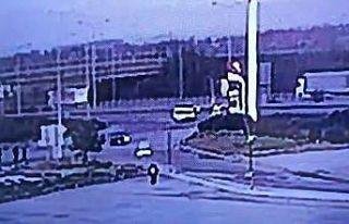 Ticari araç bariyerlere ok gibi saplandı: 2 kişinin...