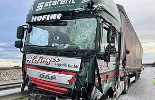 Tır bariyerleri kağıt gibi ezdi