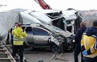 Tır karşı şeride geçip araçlara daldı: 1 ölü,...