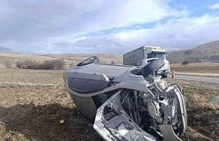 Tırla çarpışan otomobilde 5 kişi yaralandı