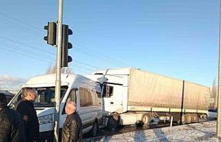 Tokat’ta buzlanma zincirleme kazaya oldu, 5 araç...