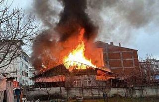 Tokat’ta iki katlı evde yangın çıktı, ekiplerin...