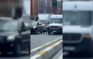 Topuklu ayakkabısıyla aracından inip servistekilere...