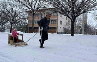 Torununu kızakla çekerek antrenman yapıyor