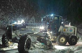 Trabzon’da karla mücadele ekipleri iş başında