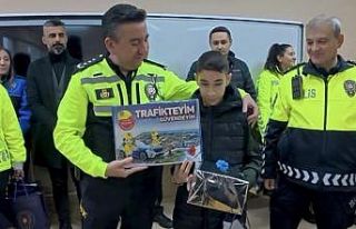 Trafik levhalarını temizleyen duyarlı öğrenciye...