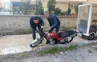Trafik polisini görünce motosikleti bırakıp kaçtı
