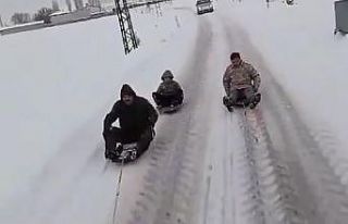 Traktör arkasında kayarak, o anları kayda aldılar