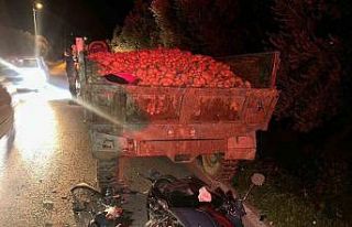 Traktör römorkuna çarpan motosiklet sürücüsü...
