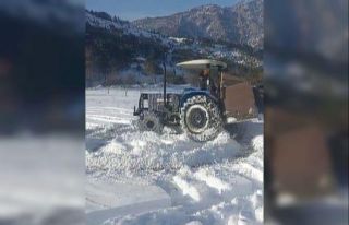 Traktörlerle tarlada kar drifti