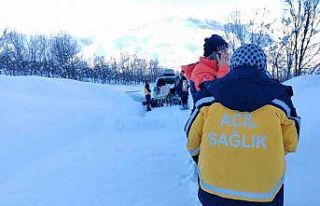 Tunceli’de ekipler karda 1 buçuk kilometre yürüyerek...